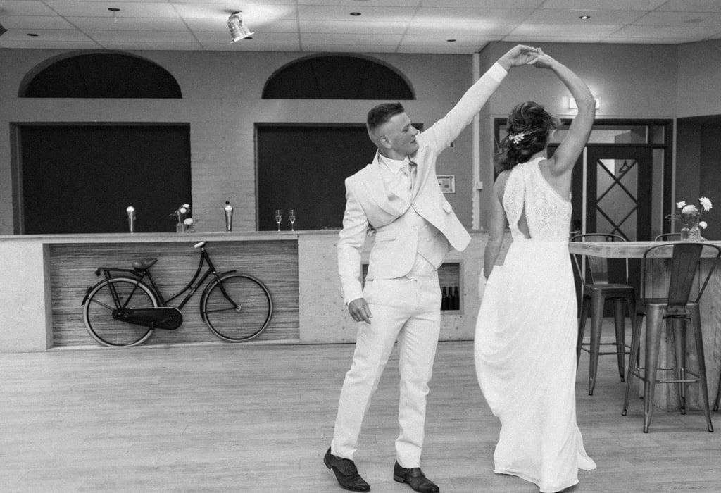 Bruidspaar danst in de feestzaal